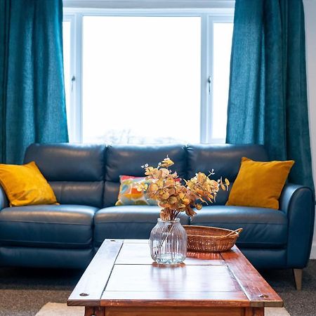 Lovely 3-Bedroom Flat With Free Parking بريدج أُفْ آلان المظهر الخارجي الصورة