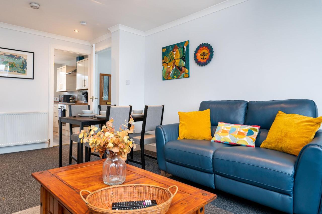 Lovely 3-Bedroom Flat With Free Parking بريدج أُفْ آلان المظهر الخارجي الصورة