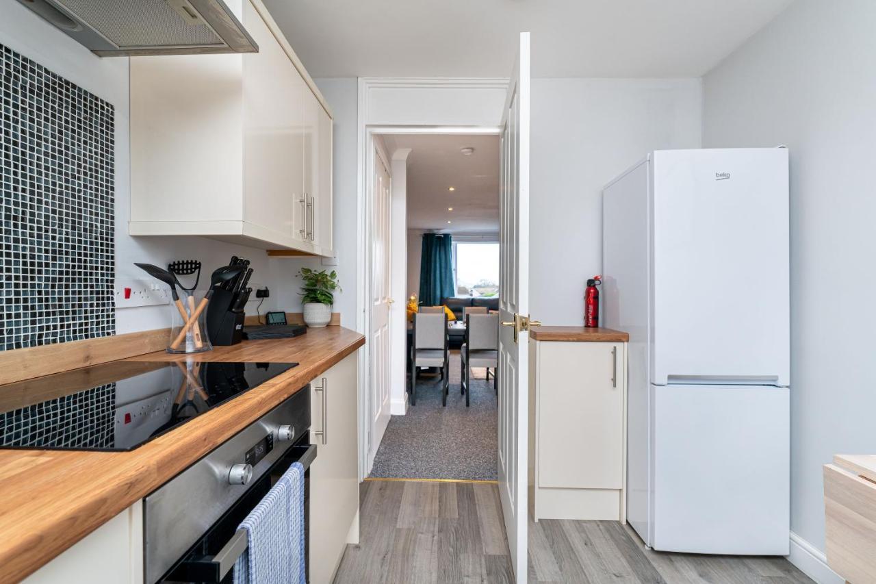 Lovely 3-Bedroom Flat With Free Parking بريدج أُفْ آلان المظهر الخارجي الصورة