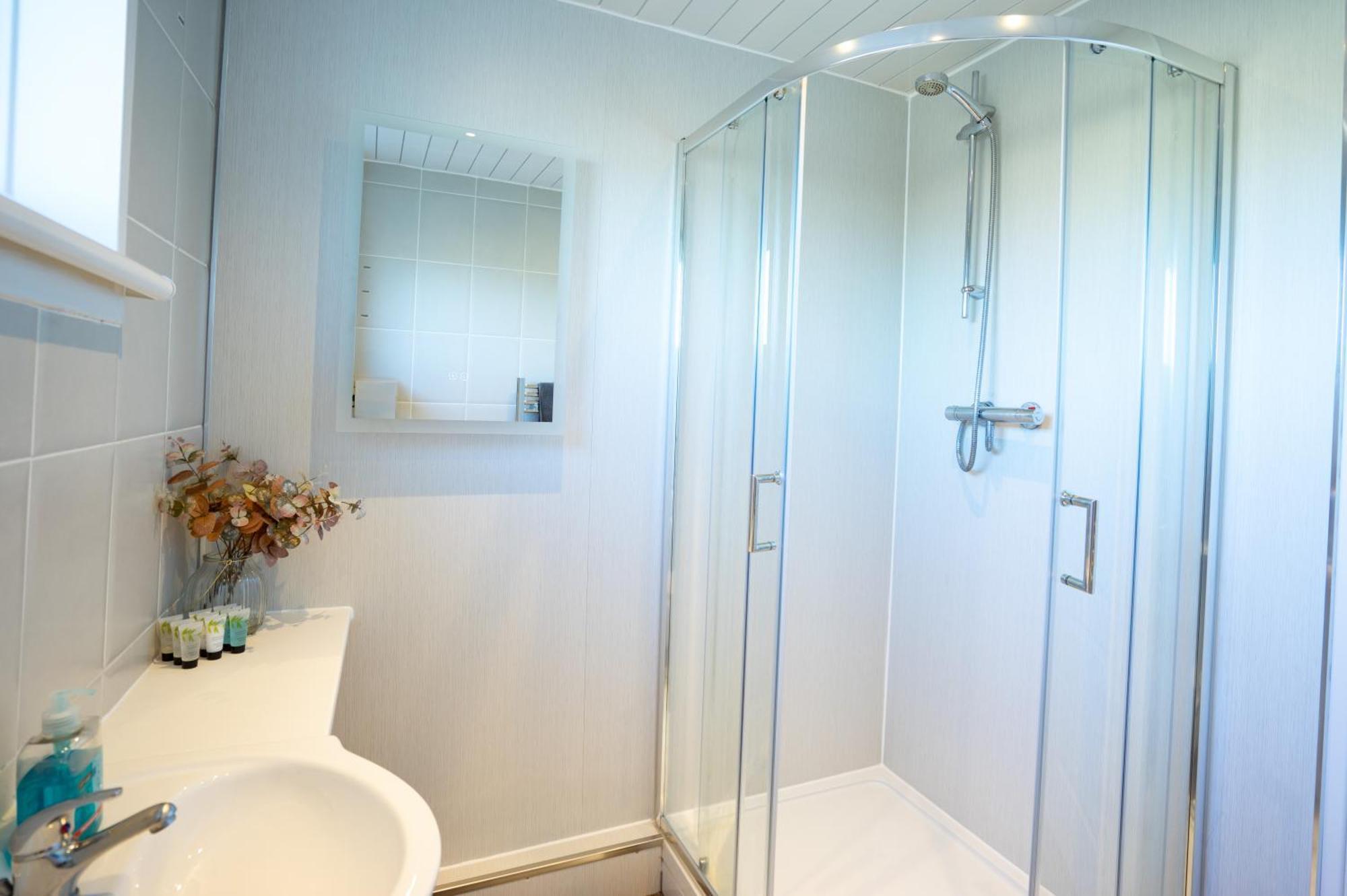 Lovely 3-Bedroom Flat With Free Parking بريدج أُفْ آلان المظهر الخارجي الصورة